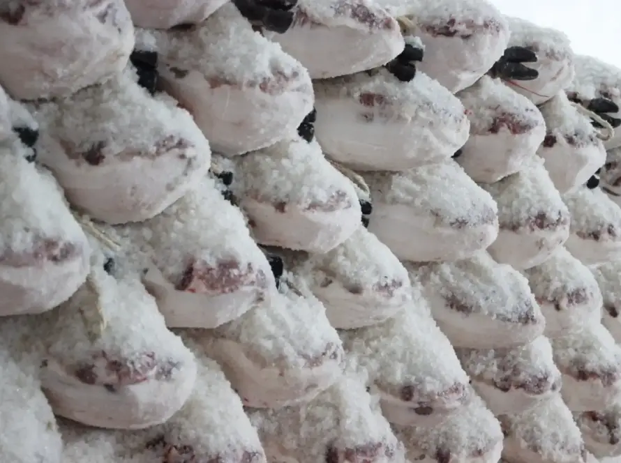 Proceso de curado del jamón en sal