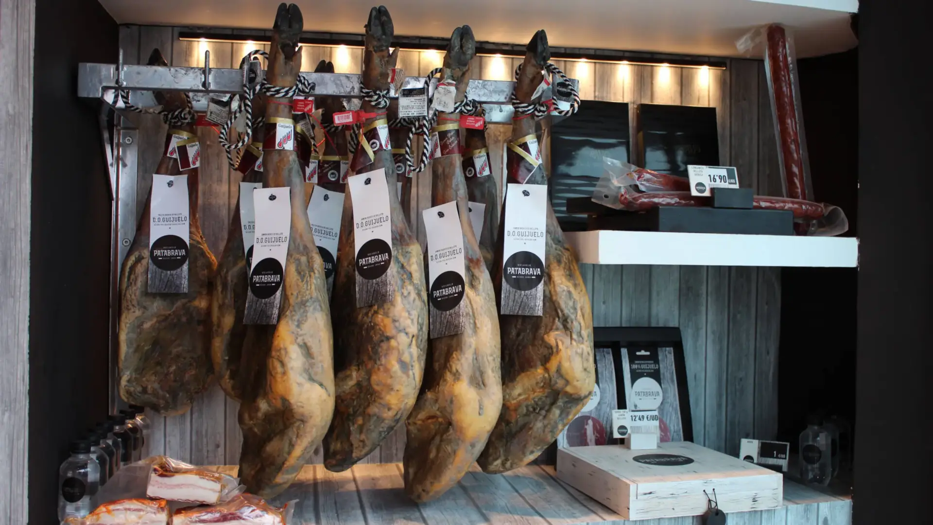 Expositor jamones en tienda