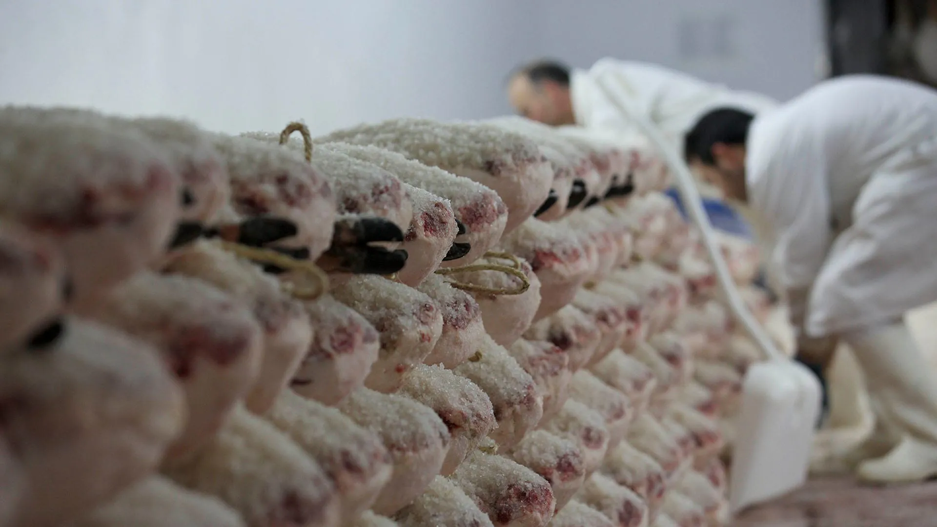 Proceso de curación del jamón con sal