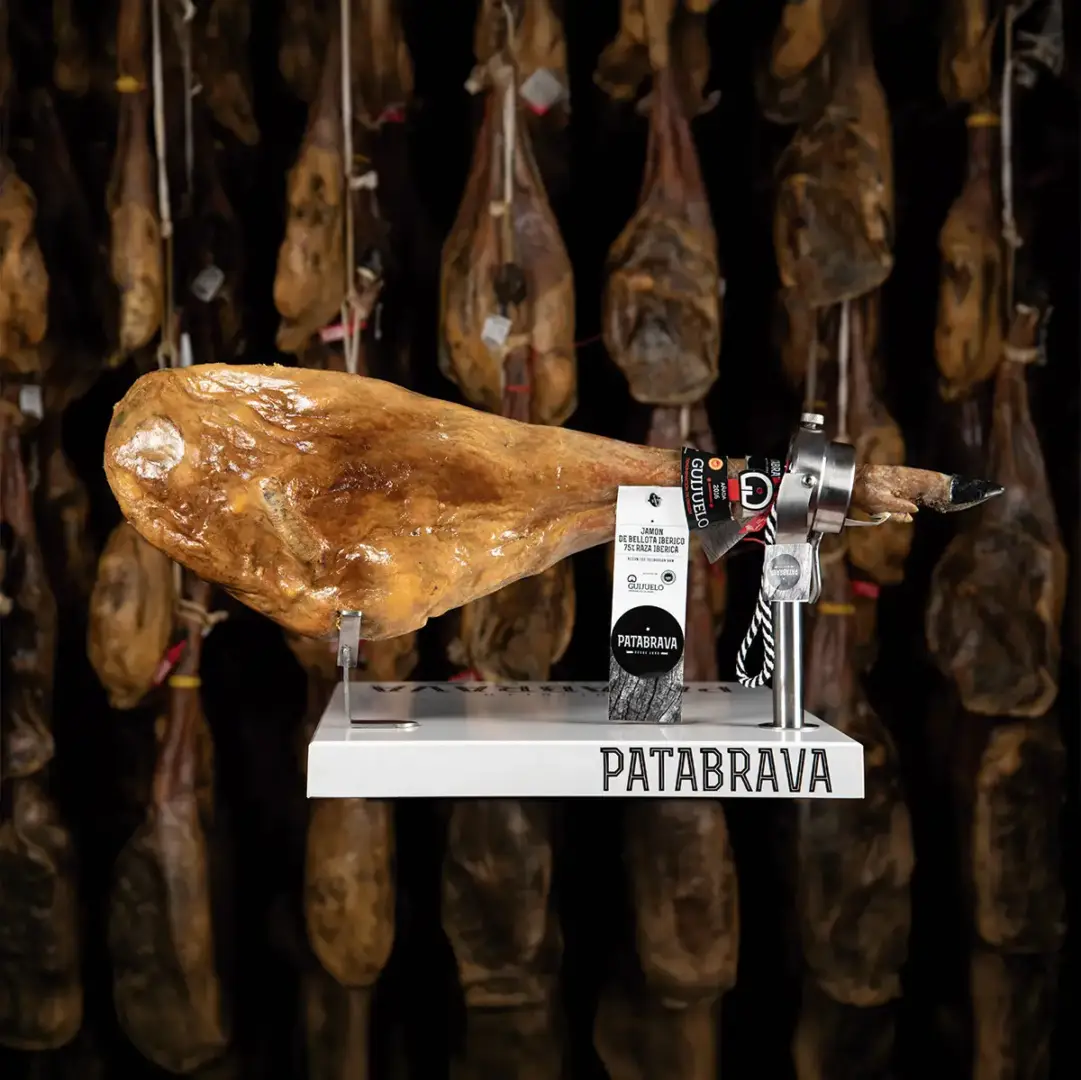 Jamón de Bellota Ibérico DOP Guijuelo en bodegón